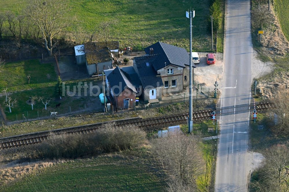 Luftaufnahme Groß Daberkow - Beschrankter Bahnübergang im Streckennetz der Deutschen Bahn in Groß Daberkow im Bundesland Mecklenburg-Vorpommern, Deutschland