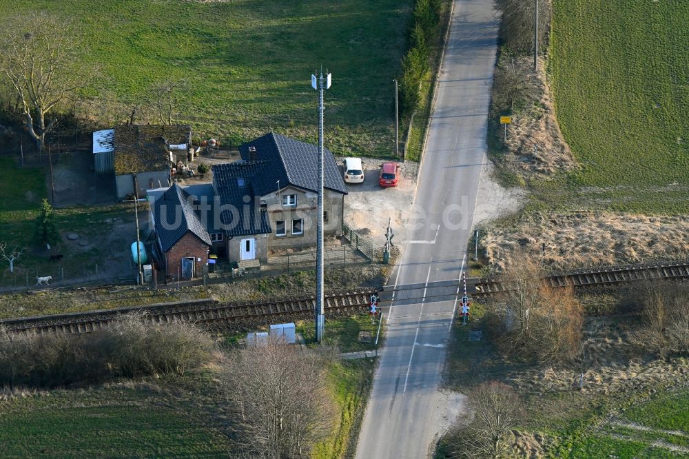 Groß Daberkow von oben - Beschrankter Bahnübergang im Streckennetz der Deutschen Bahn in Groß Daberkow im Bundesland Mecklenburg-Vorpommern, Deutschland