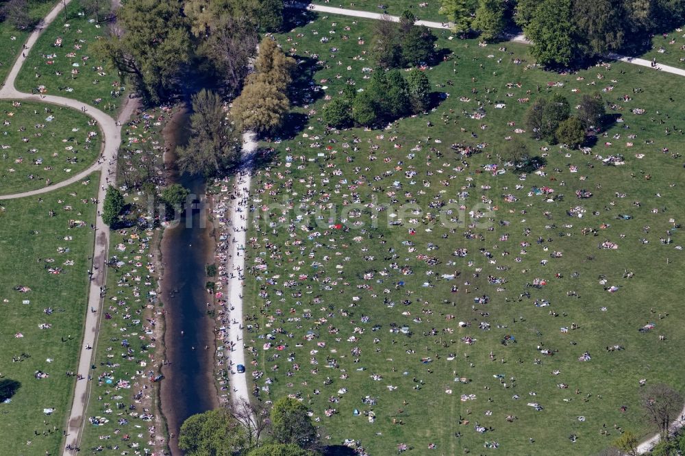 Luftbild München - Besucher- Andrang auf den Liegewiesen Englischer Garten im Ortsteil Schwabing-Freimann in München im Bundesland Bayern, Deutschland