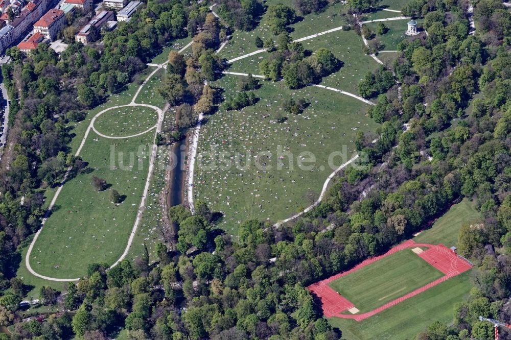 Luftaufnahme München - Besucher- Andrang auf den Liegewiesen Englischer Garten im Ortsteil Schwabing-Freimann in München im Bundesland Bayern, Deutschland