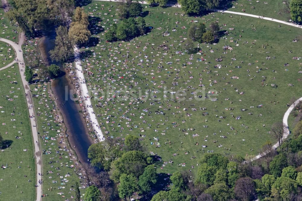 Luftaufnahme München - Besucher- Andrang auf den Liegewiesen Englischer Garten im Ortsteil Schwabing-Freimann in München im Bundesland Bayern, Deutschland
