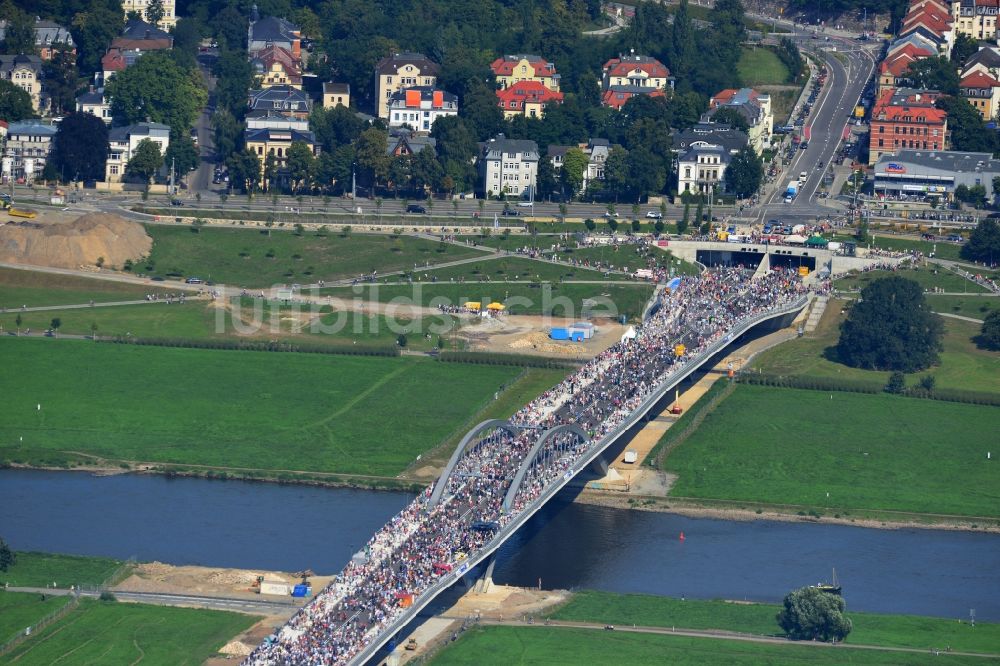 Luftaufnahme Dresden - Besucher und Fußgänger anläßlich der Verkehrsfreigabe nach Fertigstellung der Waldschlösschenbrücke am Elbeufer in Dresden im Bundesland Sachsen