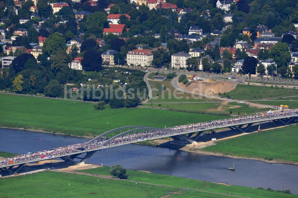 Luftbild Dresden - Besucher und Fußgänger anläßlich der Verkehrsfreigabe nach Fertigstellung der Waldschlösschenbrücke am Elbeufer in Dresden im Bundesland Sachsen