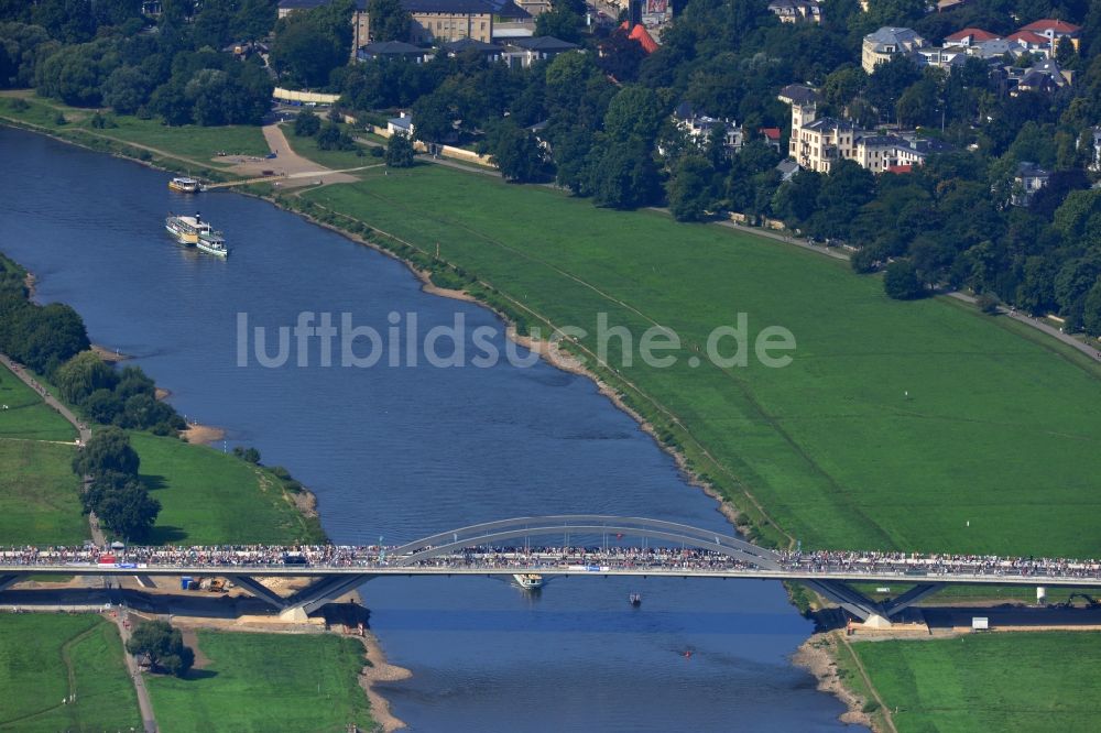 Dresden von oben - Besucher und Fußgänger anläßlich der Verkehrsfreigabe nach Fertigstellung der Waldschlösschenbrücke am Elbeufer in Dresden im Bundesland Sachsen