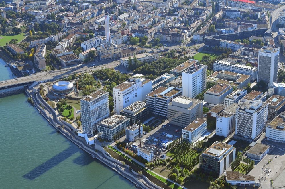 Luftbild Basel - Besucherpavillion beim Werksgelände und Campus des Pharmakonzerns Novartis mit der neuen Rheinuferpromenade in Basel in der Schweiz