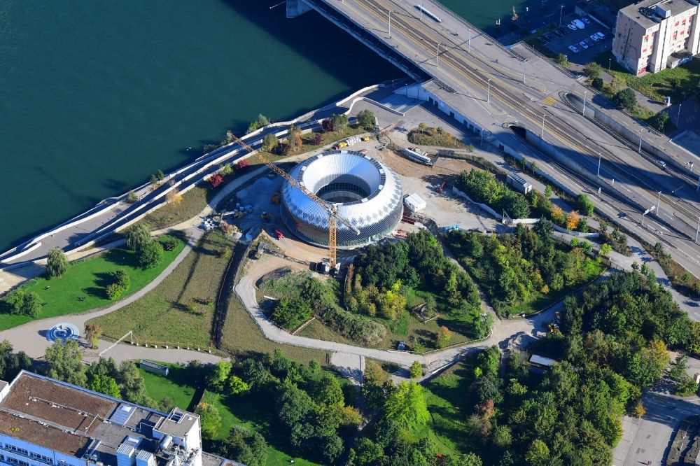 Luftaufnahme Basel - Besucherpavillion beim Werksgelände und Campus des Pharmakonzerns Novartis mit der neuen Rheinuferpromenade in Basel in der Schweiz