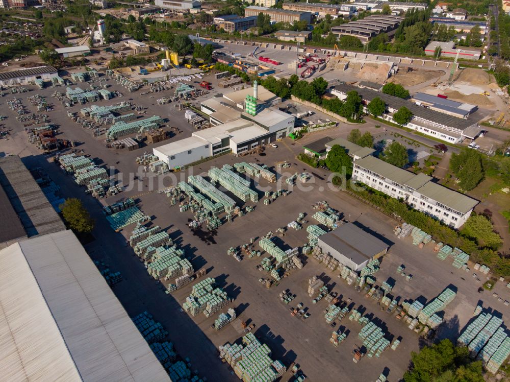 Dessau von oben - Beton- und Baustoffmischwerk in Dessau im Bundesland Sachsen-Anhalt, Deutschland