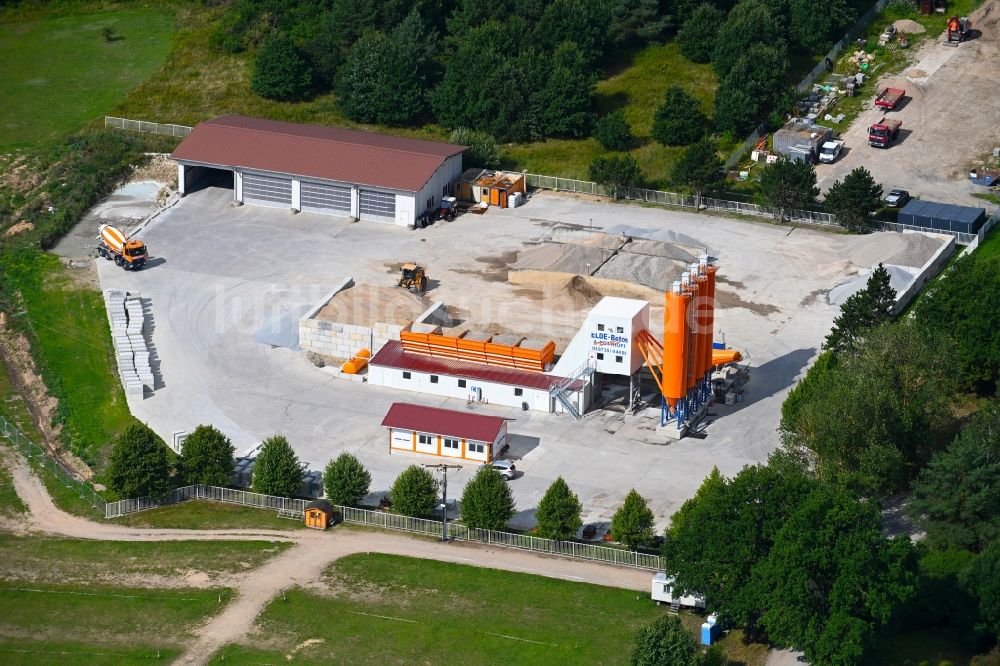 Luftaufnahme Plau am See - Beton- und Baustoffmischwerk der ELDE-Beton GmbH in Plau am See im Bundesland Mecklenburg-Vorpommern, Deutschland