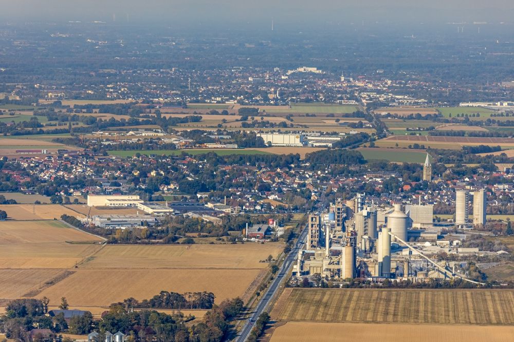 Erwitte von oben - Beton- und Baustoffmischwerk in Erwitte im Bundesland Nordrhein-Westfalen, Deutschland