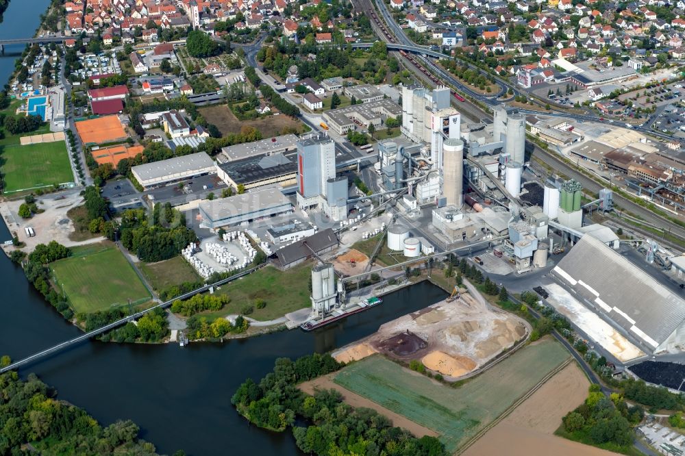 Karlstadt aus der Vogelperspektive: Beton- und Baustoffmischwerk in Karlstadt im Bundesland Bayern, Deutschland