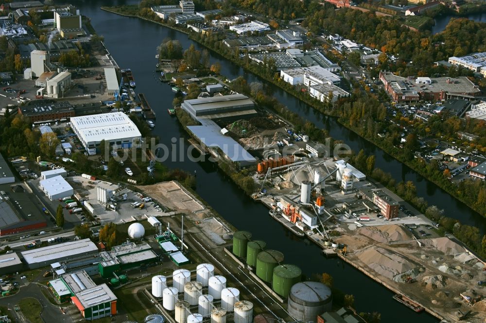Luftaufnahme Berlin - Beton- und Baustoffmischwerk im Ortsteil Ruhleben in Berlin, Deutschland