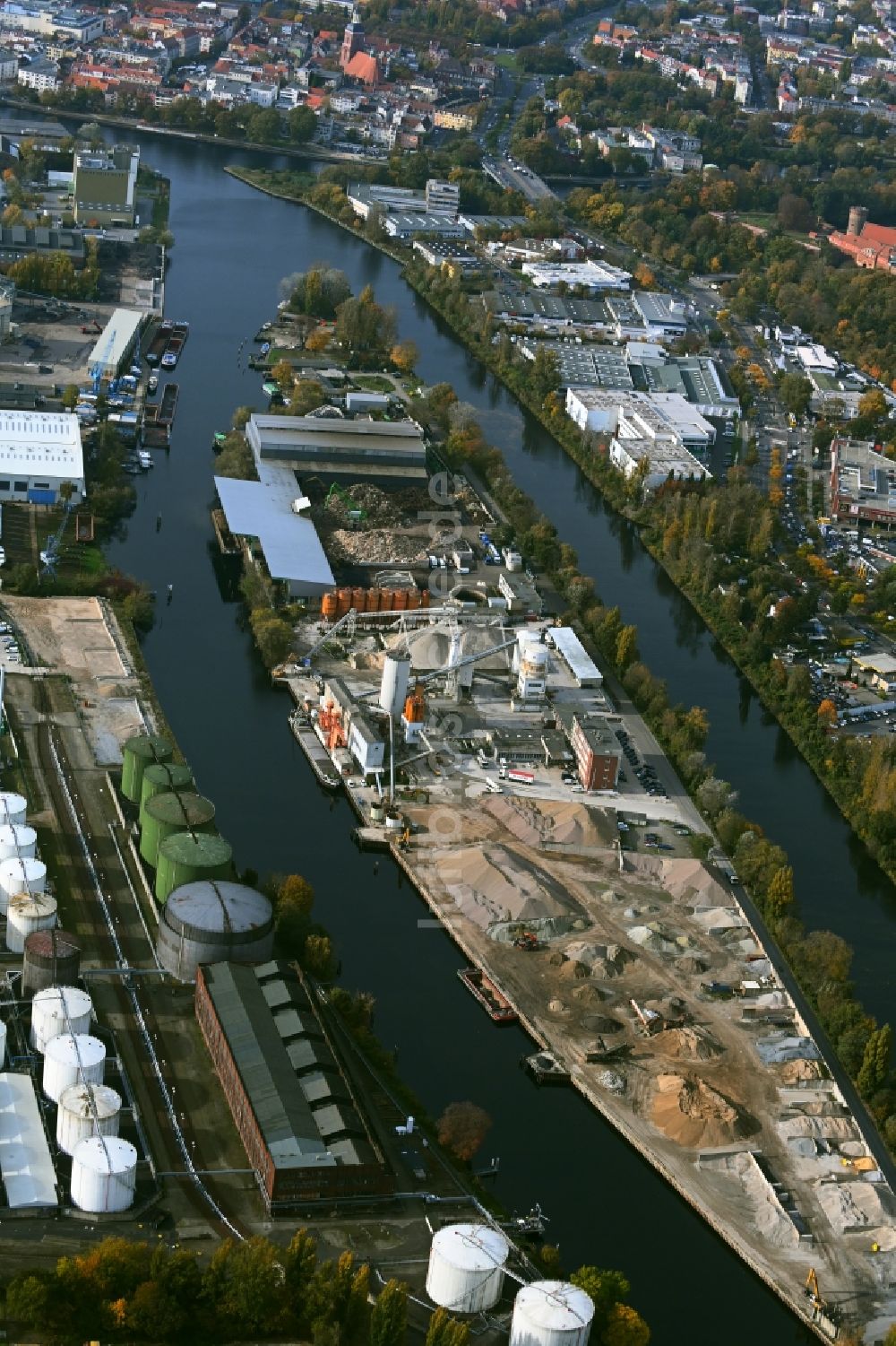 Berlin aus der Vogelperspektive: Beton- und Baustoffmischwerk im Ortsteil Ruhleben in Berlin, Deutschland