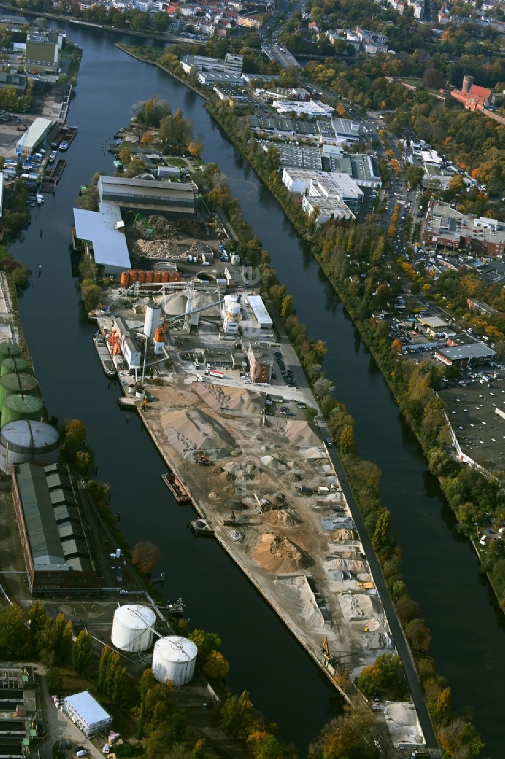 Luftbild Berlin - Beton- und Baustoffmischwerk im Ortsteil Ruhleben in Berlin, Deutschland