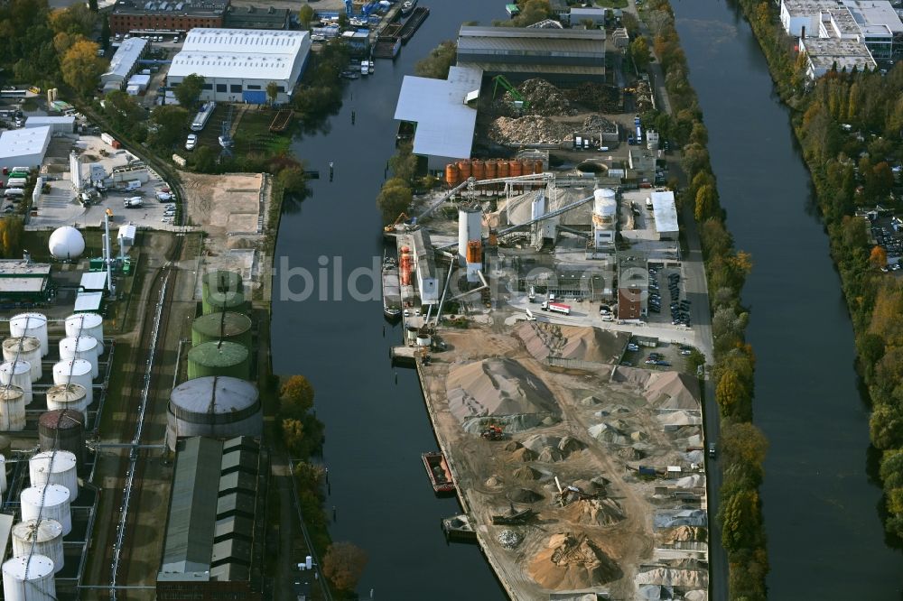 Berlin von oben - Beton- und Baustoffmischwerk im Ortsteil Ruhleben in Berlin, Deutschland