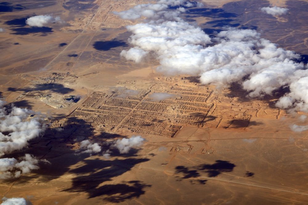 Ma'an aus der Vogelperspektive: Betriebsgelände des Bergbauunternehmen JPMC in der Landschaft der Arabischen Wüste bei Ma'an in Ma'an Governorate, Jordanien