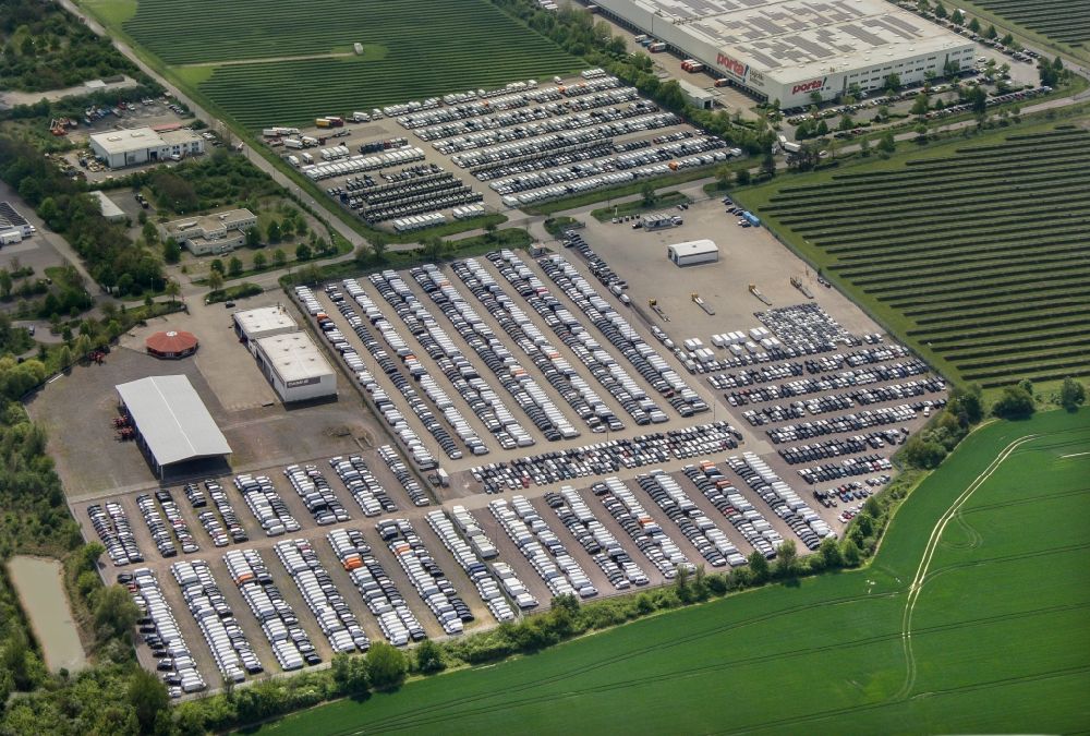 Landsberg von oben - Betriebsgelände und Fahrzeuglager für Automobile der CARS Technik & Logistik GmbH in Landsberg im Bundesland Sachsen-Anhalt