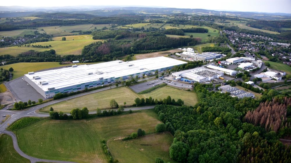 Morsbach aus der Vogelperspektive: Betriebsgelände der Firma Montaplast GmbH in Lichtenberg im Bundesland Nordrhein-Westfalen, Deutschland