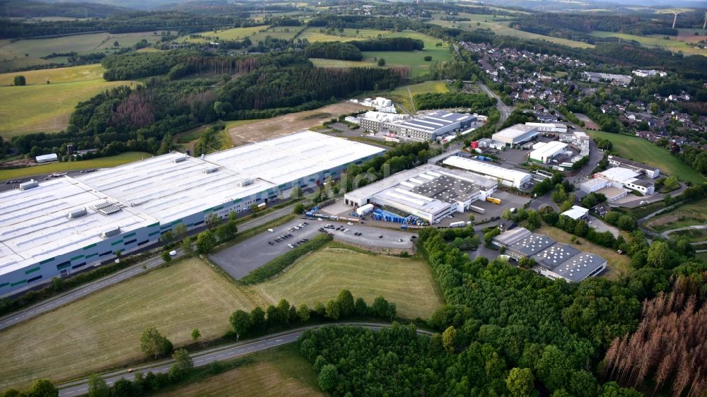 Morsbach von oben - Betriebsgelände der Firma Montaplast GmbH in Lichtenberg im Bundesland Nordrhein-Westfalen, Deutschland