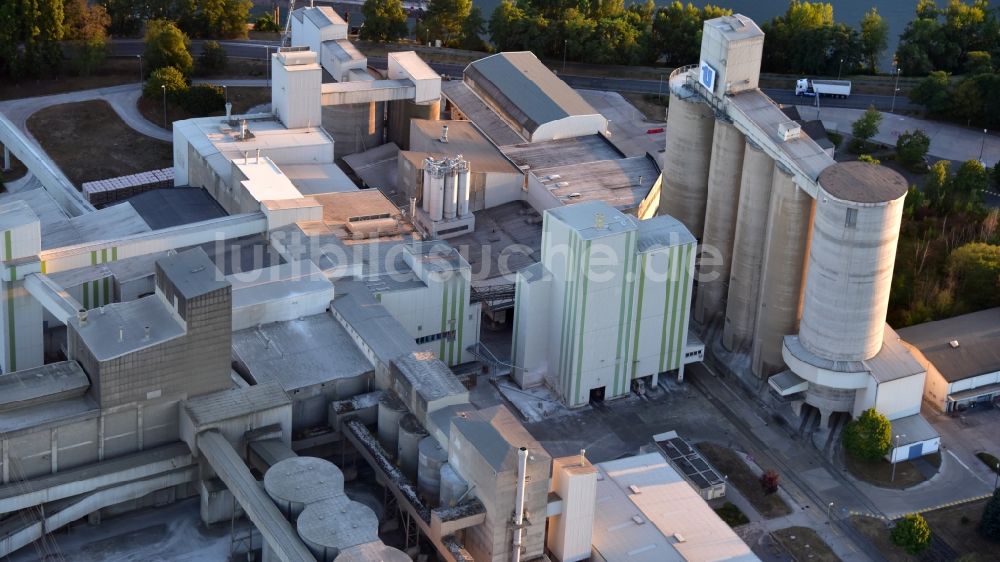 Neuwied von oben - Betriebsgelände des Zementherstellers Dyckerhoff Beton Rheinland-Pfalz GmbH & Co. KG in Neuwied im Bundesland Rheinland-Pfalz, Deutschland