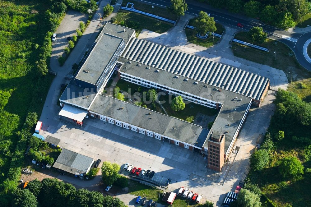 Luftaufnahme Rostock - Betriebshof der Feuerwehr und das Brandschutz- und Rettungsamt Rostock in Rostock im Bundesland Mecklenburg-Vorpommern, Deutschland
