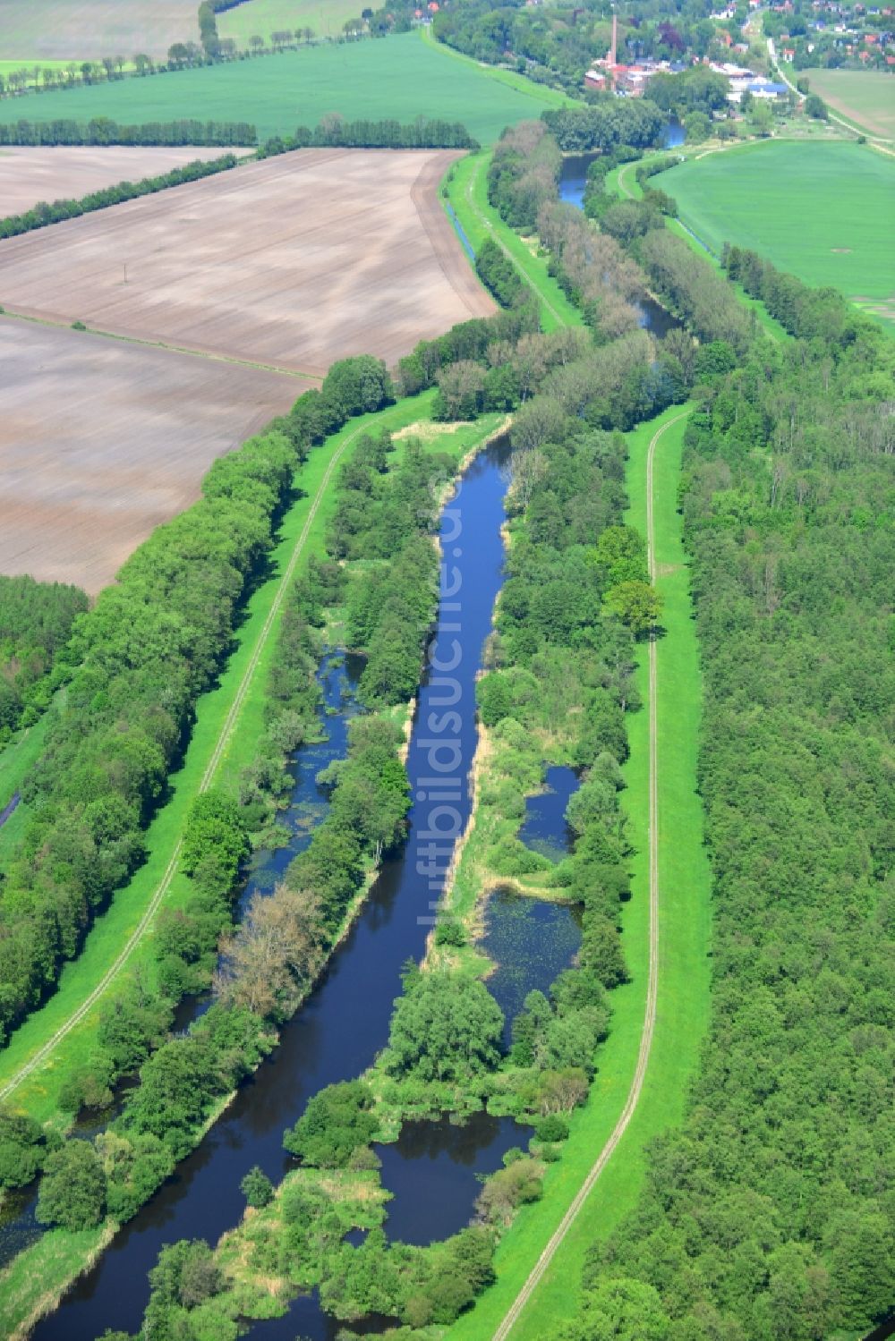 Luftbild Dömitz - Bewässerungskanal zur Meloration der Landwirtschaft in - Feld - Landschaft bei Dömitz im Bundesland Mecklenburg-Vorpommern