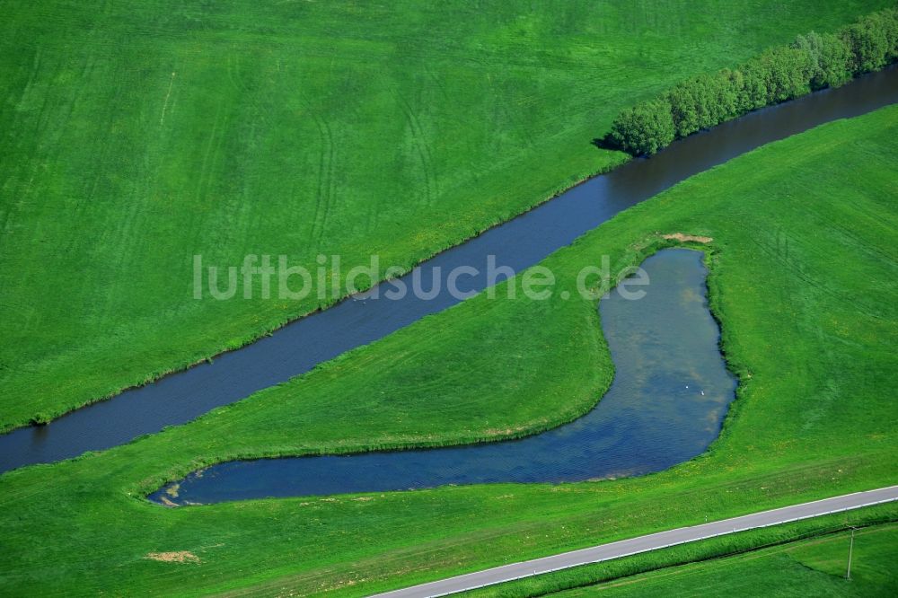 Groß Schmölen von oben - Bewässerungskanal zur Meloration der Landwirtschaft in - Feld - Landschaft bei Groß Schmölen im Bundesland Mecklenburg-Vorpommern
