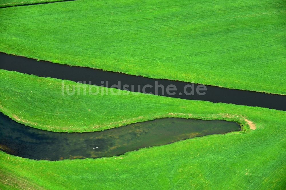 Luftbild Groß Schmölen - Bewässerungskanal zur Meloration der Landwirtschaft in - Feld - Landschaft bei Groß Schmölen im Bundesland Mecklenburg-Vorpommern
