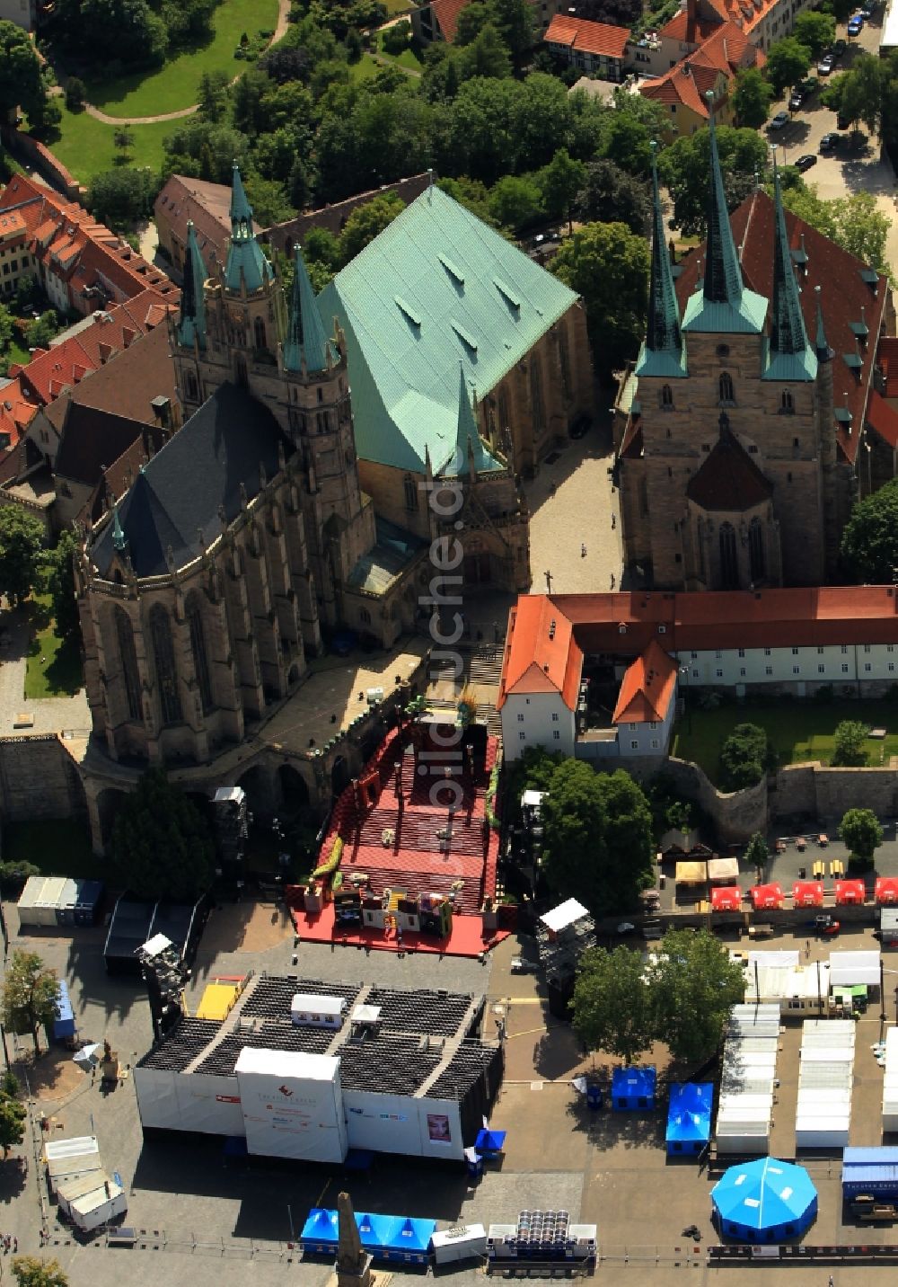 Erfurt von oben - Bühnenbild zu den 20.Domstufenfestspielen an der St. Severikirche und den Erfurter Dom in der Landeshauptstadt von Thüringen