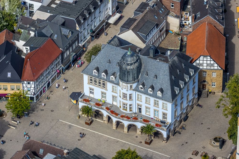 Luftbild Menden (Sauerland) - Bibliotheks- Gebäude der Dorte-Hilleke-Bücherei Menden - Stadtbücherei in Menden (Sauerland) im Bundesland Nordrhein-Westfalen, Deutschland