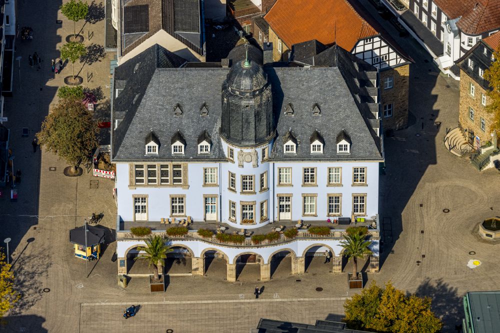 Luftaufnahme Menden (Sauerland) - Bibliotheks- Gebäude der Dorte-Hilleke-Bücherei Menden - Stadtbücherei in Menden (Sauerland) im Bundesland Nordrhein-Westfalen, Deutschland