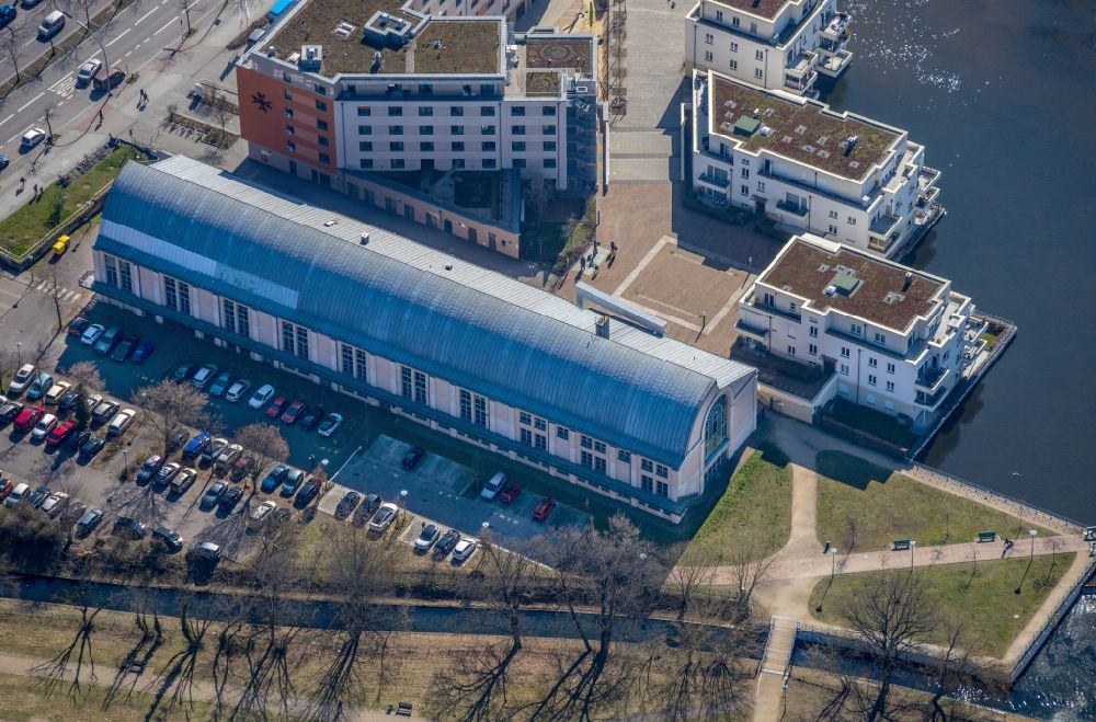 Luftaufnahme Berlin - Bibliotheks- Gebäude der Humboldt-Bibliothek am Tegeler Hafen in Berlin, Deutschland