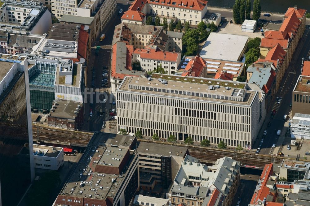 Luftaufnahme Berlin - Bibliotheks- Gebäude Jacob und Wilhelm Grimm-Zentrum der Humboldt-Universität zu Berlin im Ortsteil Mitte in Berlin, Deutschland