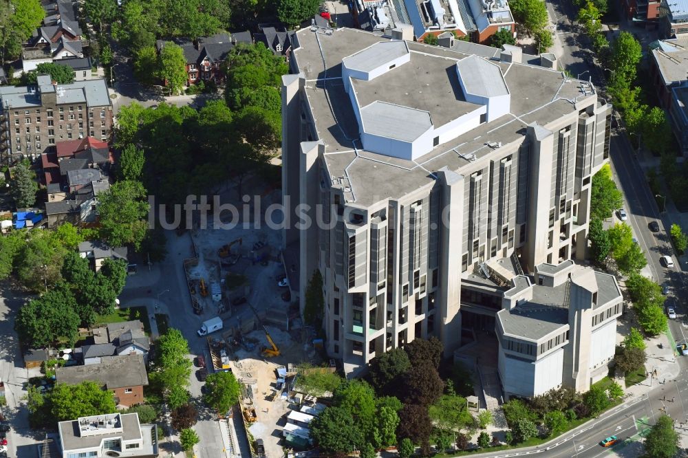 Luftbild Toronto - Bibliotheks- Gebäude der John P. Robarts Research Library an der St George Street in Toronto in Ontario, Kanada