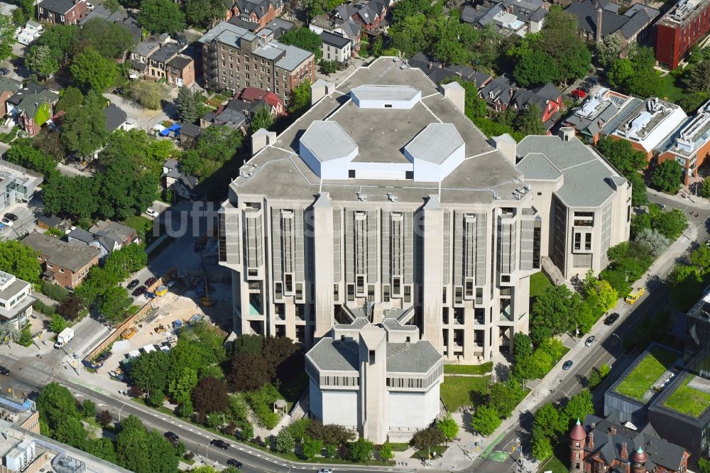 Luftbild Toronto - Bibliotheks- Gebäude der John P. Robarts Research Library an der St George Street in Toronto in Ontario, Kanada