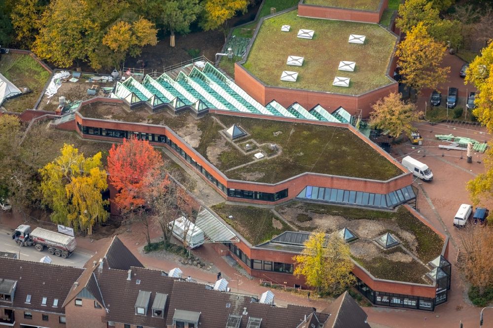 Luftaufnahme Gladbeck - Bibliotheks- Gebäude der Stadtbücherei mit der Mathias-Jakobs-Stadthalle in Gladbeck im Bundesland Nordrhein-Westfalen, Deutschland