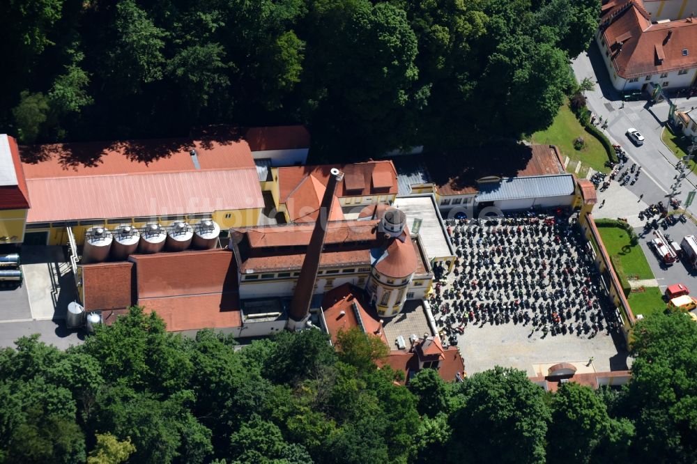 Passau von oben - Bierbrauerei- Werksgelände der Brauerei Hacklberg im Ortsteil Hacklberg in Passau im Bundesland Bayern, Deutschland
