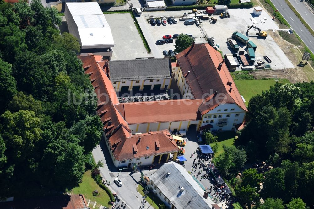 Passau aus der Vogelperspektive: Bierbrauerei- Werksgelände der Brauerei Hacklberg im Ortsteil Hacklberg in Passau im Bundesland Bayern, Deutschland