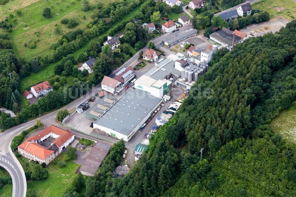 Luftaufnahme Winnweiler - Bierbrauerei- Werksgelände der Privatbrauerei Bischoff GmbH & Co. KG in Winnweiler im Bundesland Rheinland-Pfalz, Deutschland