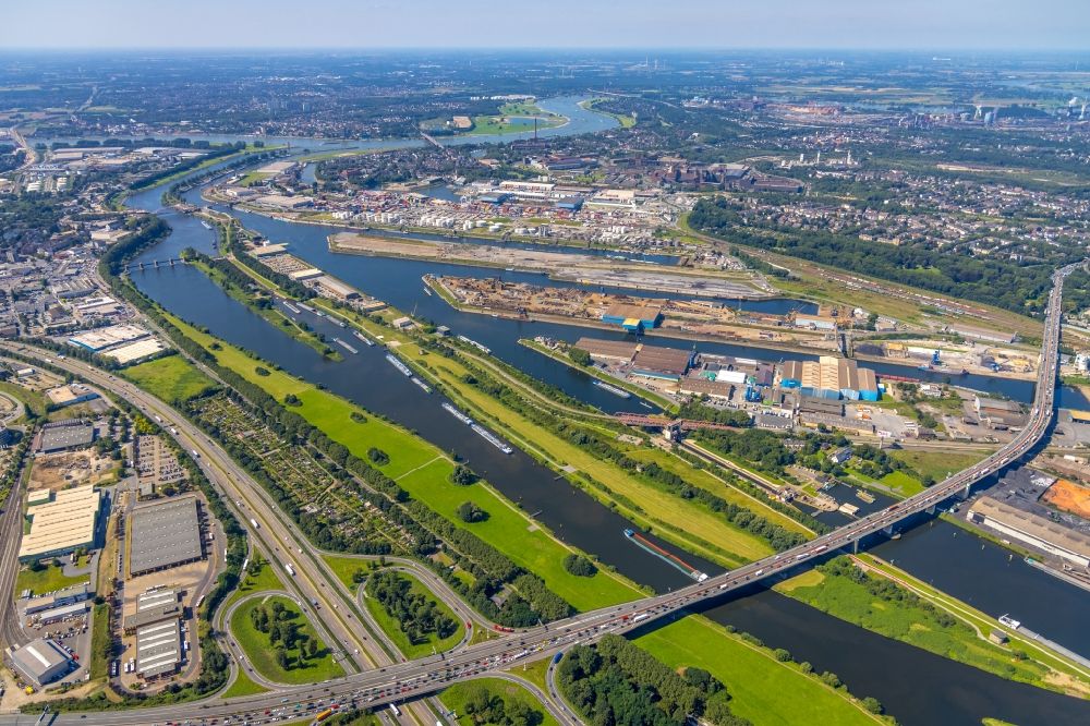 Duisburg von oben - Binnenhafen an der Ruhr in Duisburg im Bundesland Nordrhein-Westfalen, Deutschland