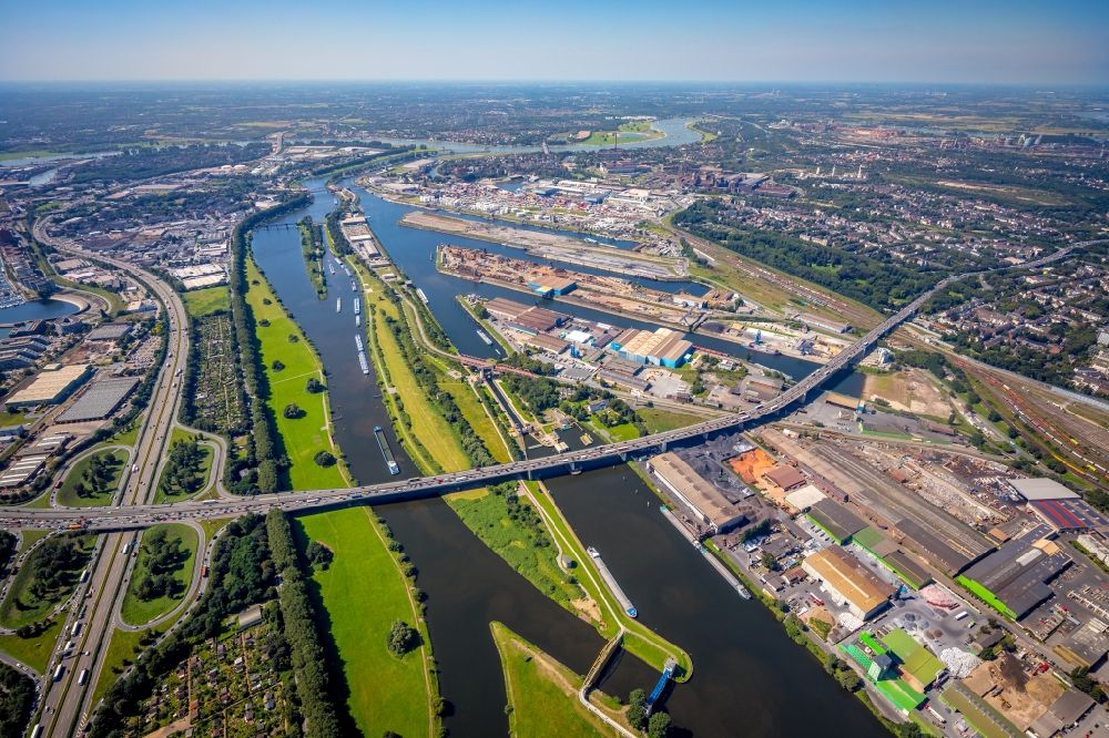 Duisburg aus der Vogelperspektive: Binnenhafen an der Ruhr in Duisburg im Bundesland Nordrhein-Westfalen, Deutschland