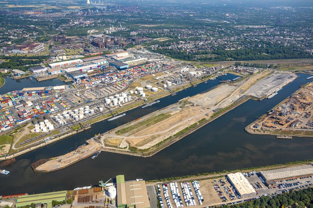 Duisburg aus der Vogelperspektive: Binnenhafen an der Ruhr in Duisburg im Bundesland Nordrhein-Westfalen, Deutschland