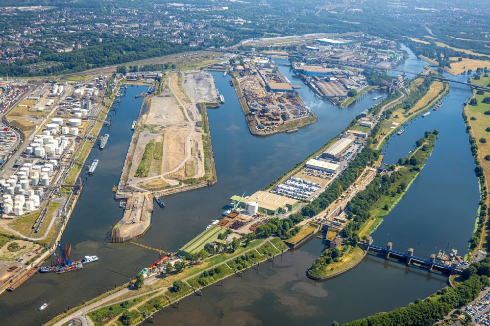 Luftaufnahme Duisburg - Binnenhafen an der Ruhr in Duisburg im Bundesland Nordrhein-Westfalen, Deutschland
