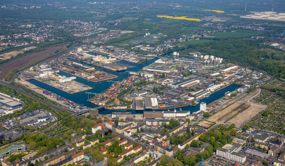 Dortmund aus der Vogelperspektive: Binnenschiffahrtszentrum Dortmunder Hafen in Dortmund im Bundesland Nordrhein-Westfalen, Deutschland
