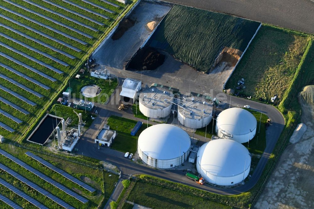 Oberkrämer aus der Vogelperspektive: Biogas - Anlage am Solarpark am Veltener Weg in Oberkrämer im Bundesland Brandenburg