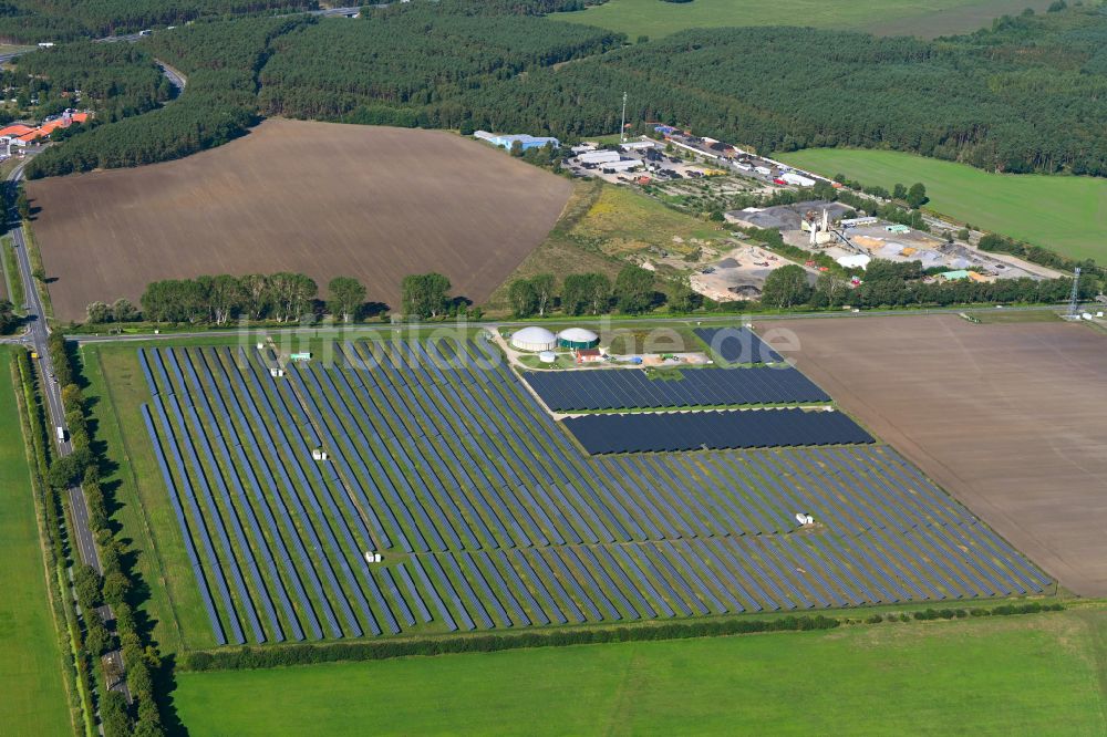 Luftbild Brenz - Biogasspeicher- Behälter im Biogaspark und Solarfeld in Brenz im Bundesland Mecklenburg-Vorpommern, Deutschland