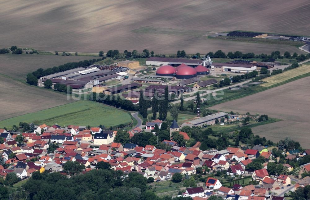 Ballhausen aus der Vogelperspektive: Biogasspeicher- Behälter auf der Biogasanlage in Ballhausen im Bundesland Thüringen, Deutschland