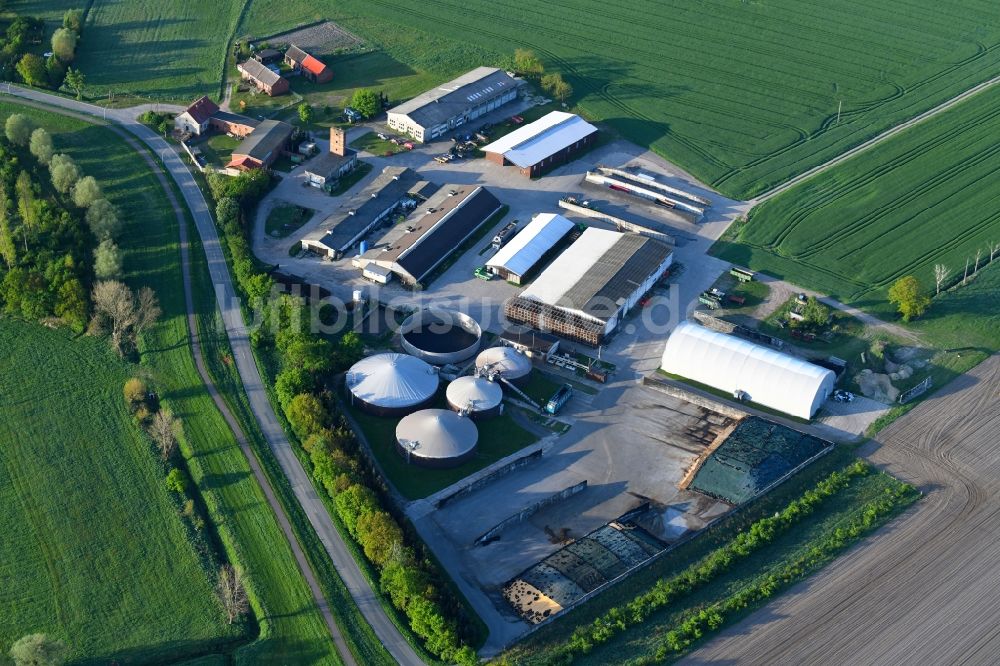 Hansestadt Havelberg aus der Vogelperspektive: Biogasspeicher- Behälter an der Biogasanlage in Hansestadt Havelberg im Bundesland Sachsen-Anhalt, Deutschland