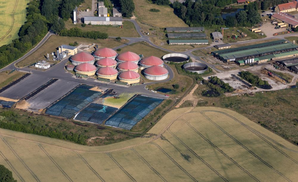 Altenhof aus der Vogelperspektive: Biogasspeicher- Behälter im Biogaspark in Altenhof im Bundesland Mecklenburg-Vorpommern, Deutschland