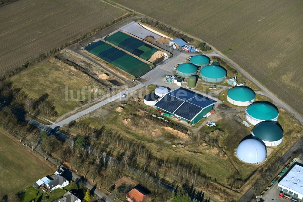 Eimke aus der Vogelperspektive: Biogasspeicher- Behälter im Biogaspark in Eimke im Bundesland Niedersachsen, Deutschland