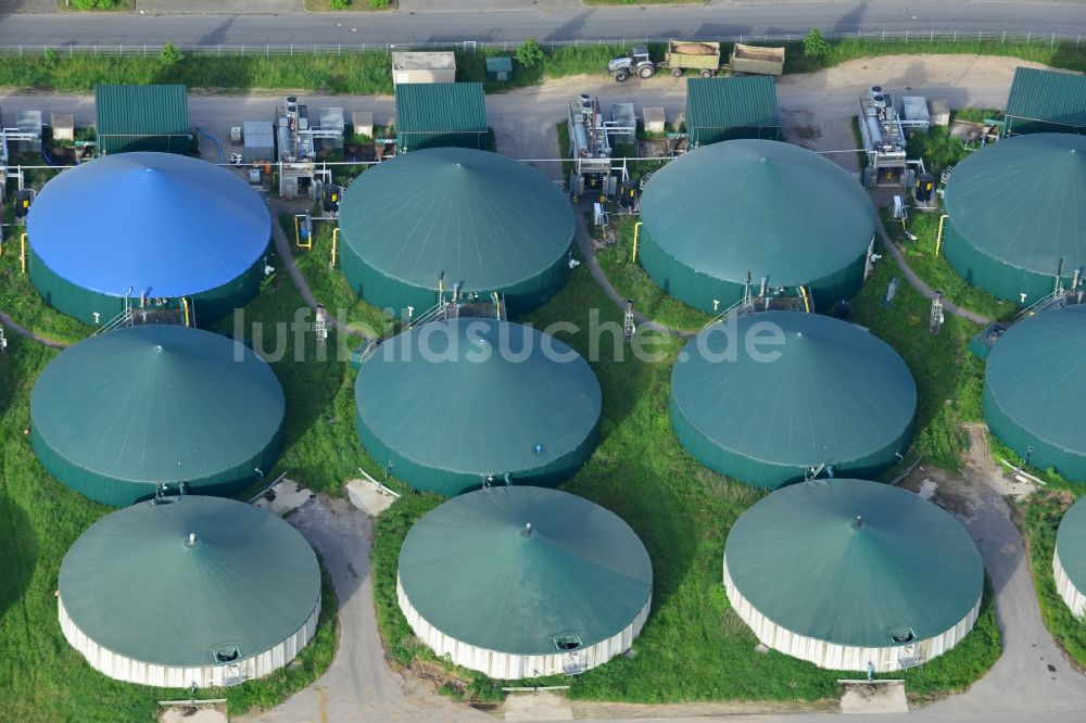 Luftbild Gerdshagen - Biogasspeicher- Behälter im Biogaspark in Gerdshagen im Bundesland Brandenburg